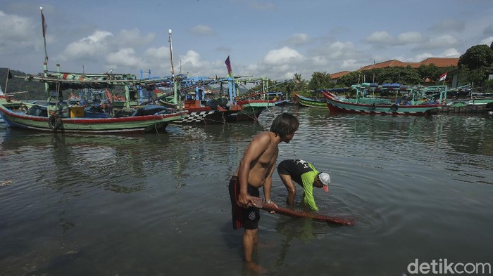 Intip Proses Pembuatan Kapal Tradisional Cilacap Seharga Rp 50 Juta Kampung nelayan di Sentolo Kawat, Cilacap juga memiliki tempat untuk memproduksi kapal pencari ikan, dalam pembuatannya warga sangat gotong royong, begini potretnya.