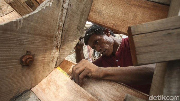 Kampung nelayan di Sentolo Kawat, Cilacap juga memiliki tempat untuk memproduksi kapal pencari ikan, dalam pembuatannya warga sangat gotong royong, begini potretnya.