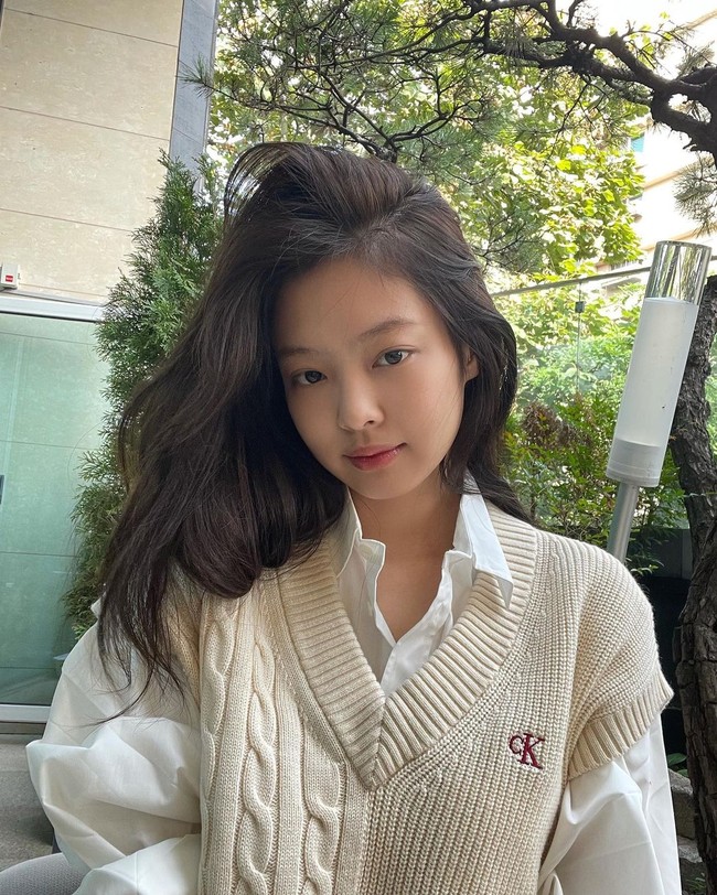 Jennie BLACKPINK memukau penggemar dengan visual yang classy dan elegan. Global ambassador Chanel ini menempati urutan ketiga sebagai ratu visual KPop. Foto: dok. Instagram @jennierubyjane