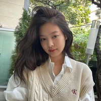 Jennie BLACKPINK memukau penggemar dengan visual yang classy dan elegan. Global ambassador Chanel ini menempati urutan ketiga sebagai ratu visual KPop. Foto: dok. Instagram @jennierubyjane