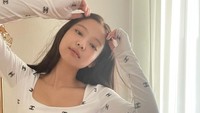 Jennie pun dekat dengan Jessica Jung, kakak Krystal. Bukan rahasia lagi bahwa Jessica dan Krystal punya kedekatan kakak-adik yang kuat. (Foto: dok. Instagram @jennierubyjane)