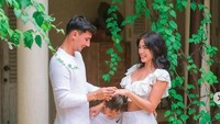 Saat Vincent Verhaag menyematkan cincin. Foto: Instagram Jessica Iskandar
