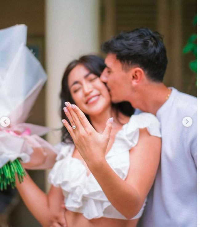 Dalam salah satu foto unggahannya terlihat Jessica Iskandar yang memegang sebuah buket bunga dan memamerkan cincin yang diberikan oleh Vincent. Sementara itu Vincent yang berada di sebelahnya tampak mencium pipi Jessica. Foto: Instagram Jessica Iskandar