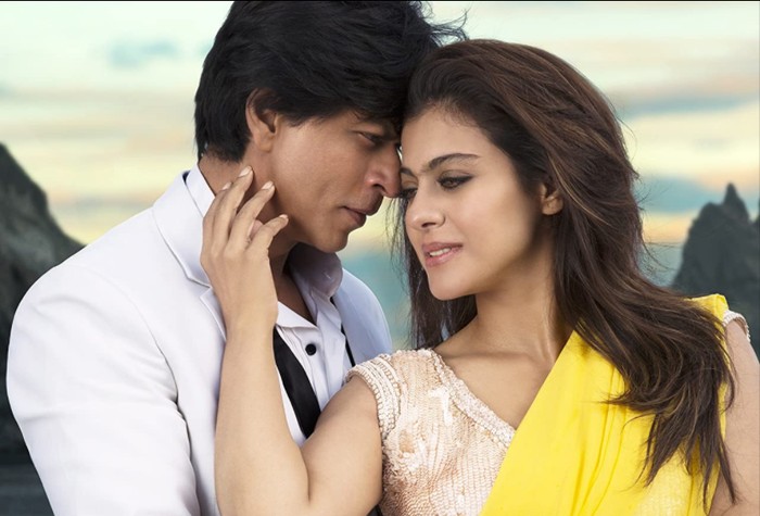 Kajol Aksi Kajol dan Shah Rukh Khan di film.