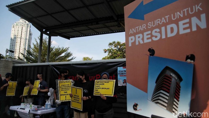 Kantor Darurat KPK Yang Masih Menyuarakan Haknya Pegiat Anti Korupsi melakukan orasi di kawasan Kantor Darurat Pemberantasa Korupsi di depan Gedung KPK Lama, Kuningan, Jakarta Selatan, Jumat (24/9).