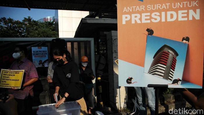 Kantor Darurat KPK Yang Masih Menyuarakan Haknya Pegiat Anti Korupsi melakukan orasi di kawasan Kantor Darurat Pemberantasa Korupsi di depan Gedung KPK Lama, Kuningan, Jakarta Selatan, Jumat (24/9).