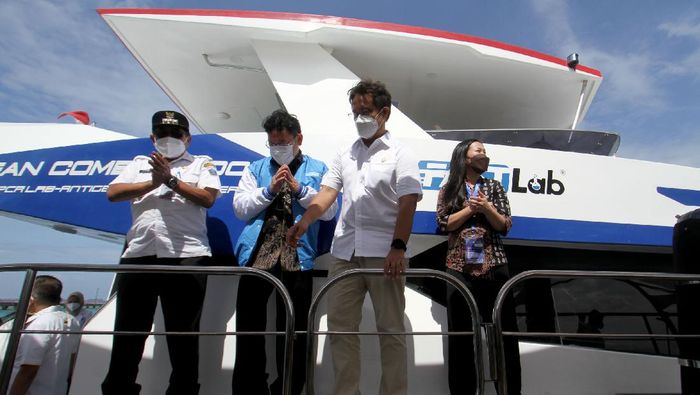 Kapal Ini Dipakai untuk Vaksinasi Masyarakat Kepulauan Menteri Kesehatan Budi Gunadi Sadikin (kanan), bersama Dewan Pertimbangan Presiden Sidarto Danusubroto (dua kanan), Bupati Kepulauan Seribu Junaedi (dua kanan), Presiden Direktur Fastlab.id Mariana (kiri) berpose bersama, usai meninjau Fastlab Ocean Combat yang merupakan kapal laboratorium BSL-2, guna mendukung percepatan program vaksinasi Covid-19, bagi masyarakat yang tinggal di kepulauan, Kamis (23/9) di Pulau Tidung, Kepulauan Seribu Jakarta Utara.