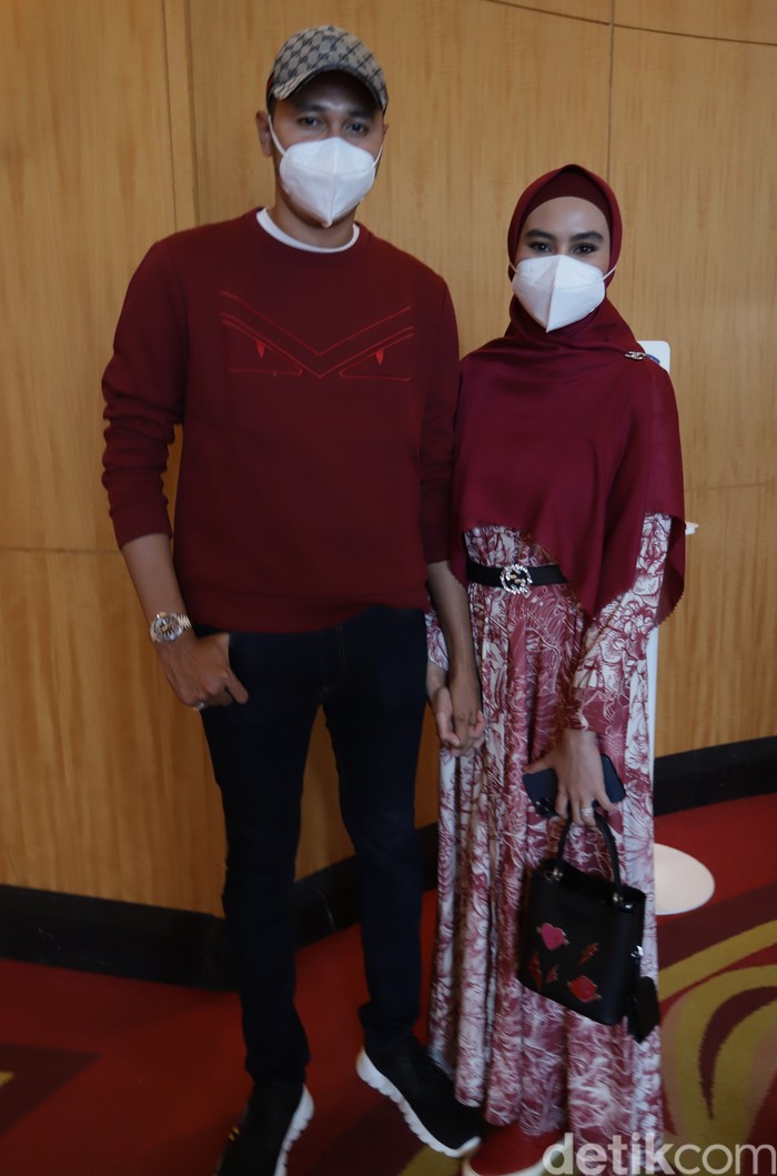 Kartika Putri Kartika Putri dan suami saat ditemui di JW Marriot.
