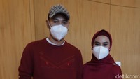 Habib Usman dan Kartika Putri kompak mengenakan busana berwarna merah dalam kesempatan itu. Pool/Palevi S/detikFoto.