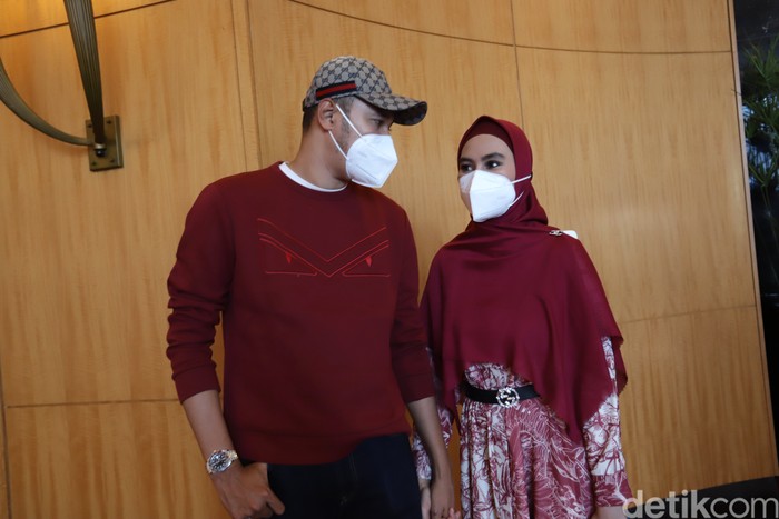 Kartika Putri dan suami saat ditemui di JW Marriot.