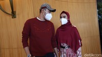 Kartika Putri pun meminta maaf dan mengatakan jika sang suami hanya punya baju berwarna hitam dan putih serta baru tahu jika dress codenya adalah merah maroon. Pool/Palevi S/detikFoto.