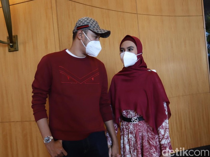 Kartika Putri Kartika Putri dan suami saat ditemui di JW Marriot.
