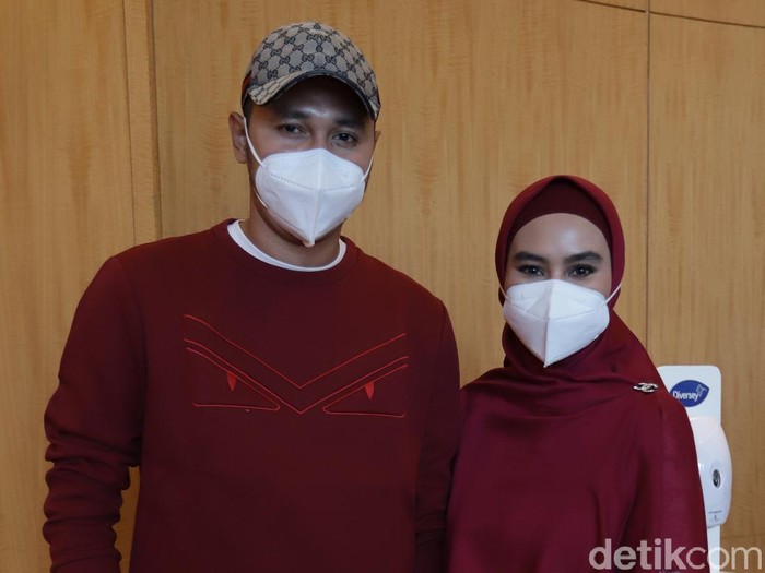 Kartika Putri dan suami saat ditemui di JW Marriot.