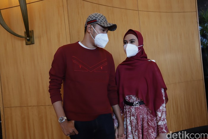 Kartika Putri dan suami saat ditemui di JW Marriot.