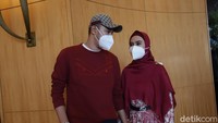 Kartika Putri dan Habib Usman bin Yahya saat ditemui di acara lamaran Ria Ricis di JW Marriot, Jakarta pada Kamis (23/9). Pool/Palevi S/detikFoto