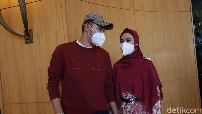 Kartika Putri dan suami saat ditemui di JW Marriot.