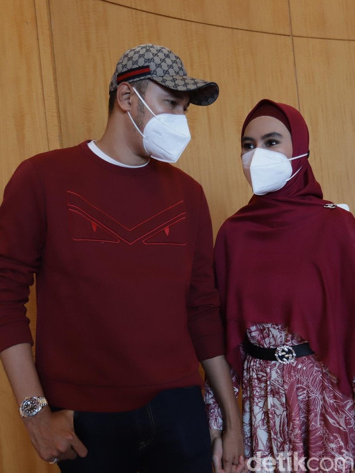 Kartika Putri Kartika Putri dan suami saat ditemui di JW Marriot.