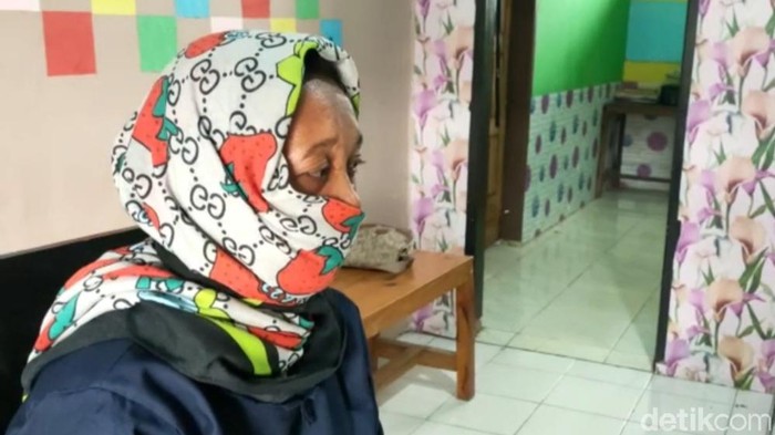 Kasus orang tua mengorbankan anak demi pesugihan kembali terjadi. Kali ini seorang ibu menyerahkan putri kandung kepada dukun cabul agar cepat kaya. (Sitti Harlina/detikcom)