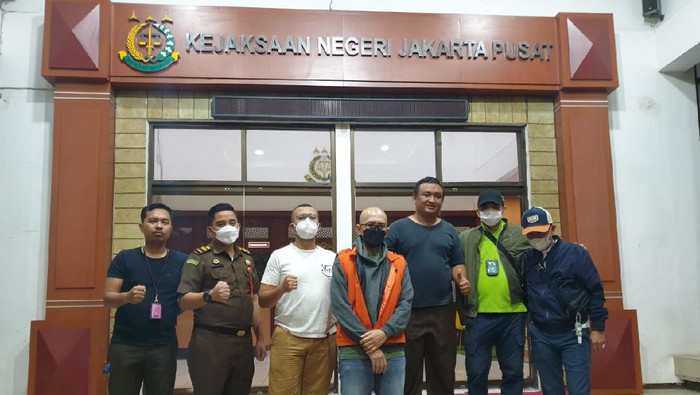 Tim gabungan Kejaksaan Agung (Kejagung) menangkap Andre Nugraha Achmad Nouval, buron kasus korupsi bank BUMN yang merugikan negara Rp 120 miliar. Andre ditangkap di Bekasi.