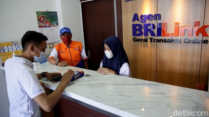 Gerai BRILink di Lampung ini tampak tak biasa. Pasalnya gerai BRILink itu dibuat menyerupai kantor bank lengkap dengan meja teller dan kursi tunggu. Penasaran?