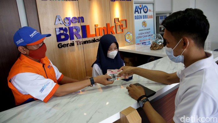 Kerennya Gerai BRILink di Lampung yang Dibuat Mirip Kantor Bank Gerai BRILink di Lampung ini tampak tak biasa. Pasalnya gerai BRILink itu dibuat menyerupai kantor bank lengkap dengan meja teller dan kursi tunggu. Penasaran?