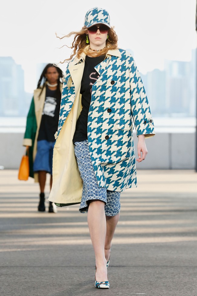 Coach mengadakan peragaan busananya di Manhattan New York. Koleksi spring 2022 yang terinspirasi gaya tahun 80an ini merupakan surat cinta untuk New York sekaligus penghargaan kepada beberapa tempat ikonik seperti Central Park, Zabar’s, Serendipity dan the Brooklyn Bridge. Foto: dok. Courtesy Coach