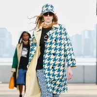 Coach mengadakan peragaan busananya di Manhattan New York. Koleksi spring 2022 yang terinspirasi gaya tahun 80an ini merupakan surat cinta untuk New York sekaligus penghargaan kepada beberapa tempat ikonik seperti Central Park, Zabar’s, Serendipity dan the Brooklyn Bridge. Foto: dok. Courtesy Coach