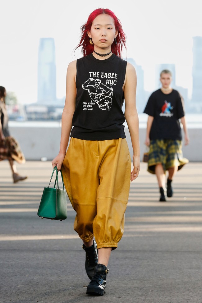 Coach mengadakan peragaan busananya di Manhattan New York. Koleksi spring 2022 yang terinspirasi gaya tahun 80an ini merupakan surat cinta untuk New York sekaligus penghargaan kepada beberapa tempat ikonik seperti Central Park, Zabar’s, Serendipity dan the Brooklyn Bridge. Foto: dok. Courtesy Coach