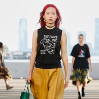 Coach mengadakan peragaan busananya di Manhattan New York. Koleksi spring 2022 yang terinspirasi gaya tahun 80an ini merupakan surat cinta untuk New York sekaligus penghargaan kepada beberapa tempat ikonik seperti Central Park, Zabar’s, Serendipity dan the Brooklyn Bridge. Foto: dok. Courtesy Coach