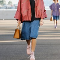 Coach mengadakan peragaan busananya di Manhattan New York. Koleksi spring 2022 yang terinspirasi gaya tahun 80an ini merupakan surat cinta untuk New York sekaligus penghargaan kepada beberapa tempat ikonik seperti Central Park, Zabar’s, Serendipity dan the Brooklyn Bridge. Foto: dok. Courtesy Coach