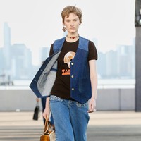 Coach mengadakan peragaan busananya di Manhattan New York. Koleksi spring 2022 yang terinspirasi gaya tahun 80an ini merupakan surat cinta untuk New York sekaligus penghargaan kepada beberapa tempat ikonik seperti Central Park, Zabar’s, Serendipity dan the Brooklyn Bridge. Foto: dok. Courtesy Coach