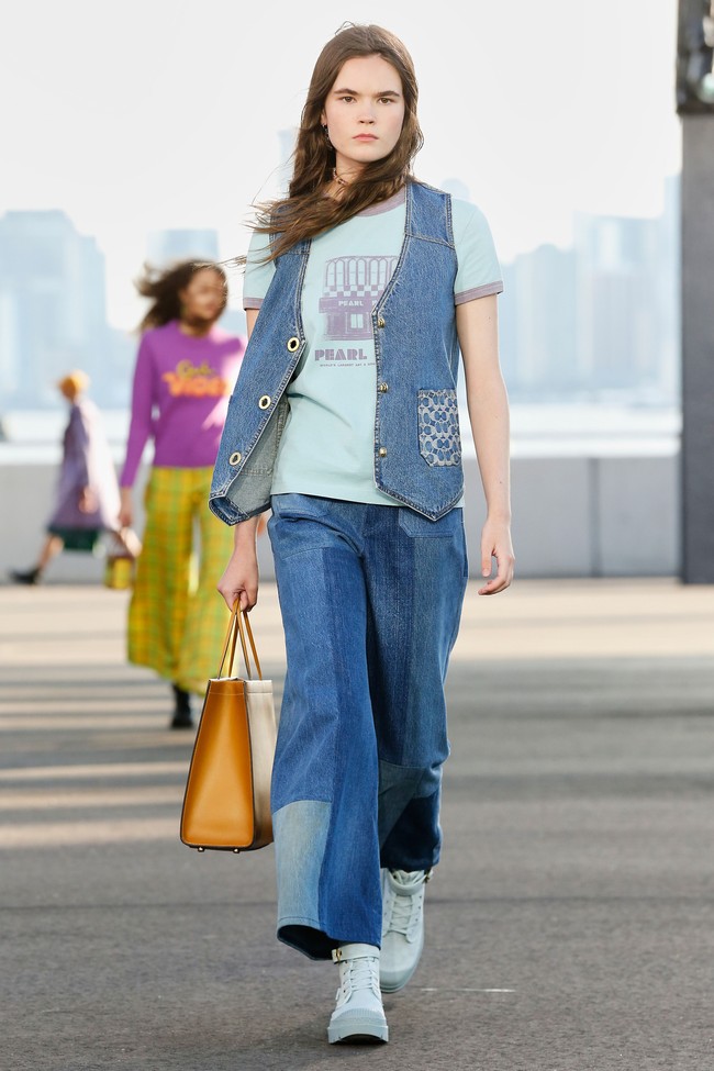 Coach mengadakan peragaan busananya di Manhattan New York. Koleksi spring 2022 yang terinspirasi gaya tahun 80an ini merupakan surat cinta untuk New York sekaligus penghargaan kepada beberapa tempat ikonik seperti Central Park, Zabar’s, Serendipity dan the Brooklyn Bridge. Foto: dok. Courtesy Coach