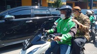 Tak mau kalah, Airlangga juga terlihat naik ojol saat datang ke acara tersebut.