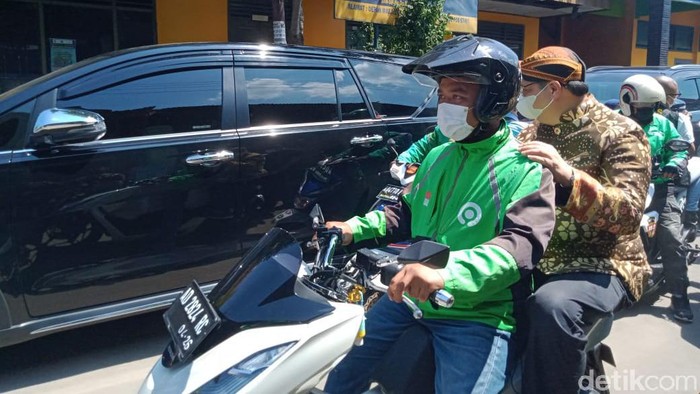 Gubernur Jawa Tengah Ganjar Pranowo bersama Menko Perekonomian Airlangga Hartarto terlihat kompak naik ojol saat hadiri acara di Klaten.