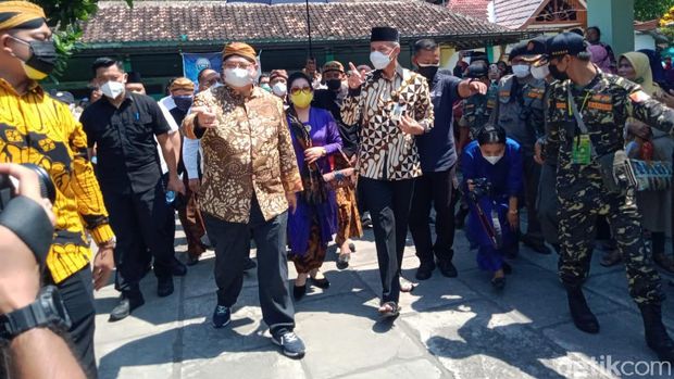 Gubernur Jawa Tengah Ganjar Pranowo bersama Menko Perekonomian Airlangga Hartarto terlihat kompak naik ojol saat hadiri acara di Klaten.