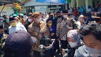 Airlangga mengungkap alasan pembagian apem Yaqowiyu tahun ini melibatkan ojol. Salah satu alasannya, karena pembagian di lokasi tidak memungkinkan sehingga apem itu diantar ke warga demi menjaga protokol kesehatan.