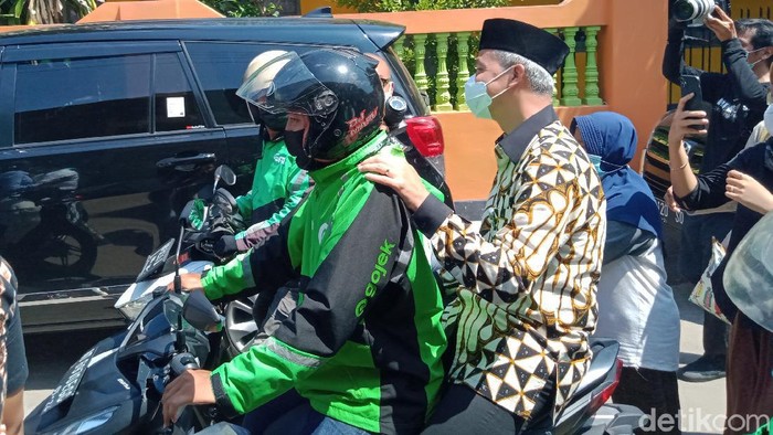 Gubernur Jawa Tengah Ganjar Pranowo bersama Menko Perekonomian Airlangga Hartarto terlihat kompak naik ojol saat hadiri acara di Klaten.