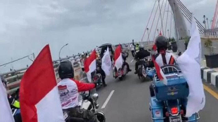 Konvoi moge di jembatan yang belum resmi dibuka