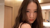 Krystal Jung kini fokus menjalani kariernya di dunia akting. Meski demikian dia tetap aktif mempromosikan brand fashion. (Foto: dok. Instagram @vousmevoyez)