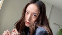 Krystal Jung memang lebih senior beberapa tahun dari BLACKPINK. Namun f(x) kini tidak lagi aktif dan Krystal bersinar di bidang lain. (Foto: dok. Instagram @vousmevoyez)