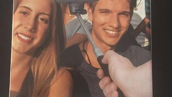 Bukan begini ya cara pakai tongkat selfie. Foto: Boredpanda