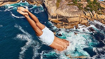 Wah pria ini tampak seperti raksasa bisa berenang melompat di air terjun. Foto: Boredpanda