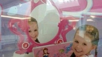 Kok seram ya lihat senyum anak kecil yang di cermin ini. Foto: Boredpanda