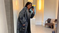 Meski tengah mengandung, tak berarti Kylie Jenner berhenti tampil penuh gaya dan mempesona. (Foto: dok. Instagram @kyliejenner) 