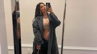 Di Instagram, dirinya tampak percaya diri memperlihatkan perutnya yang mulai membuncit. (Foto: dok. Instagram @kyliejenner) 