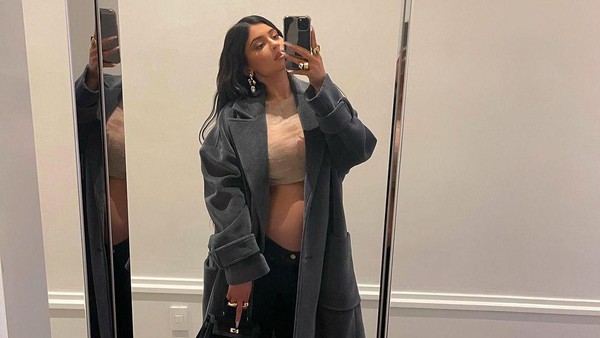 Fab! Gaya Kylie Jenner Pamer Perut Hamil
