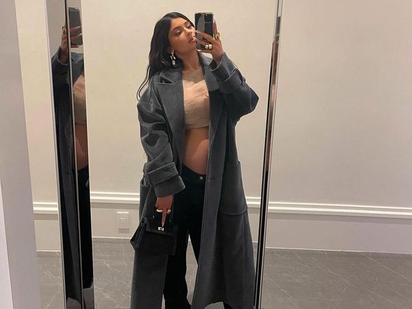 Fab! Gaya Kylie Jenner Pamer Perut Hamil