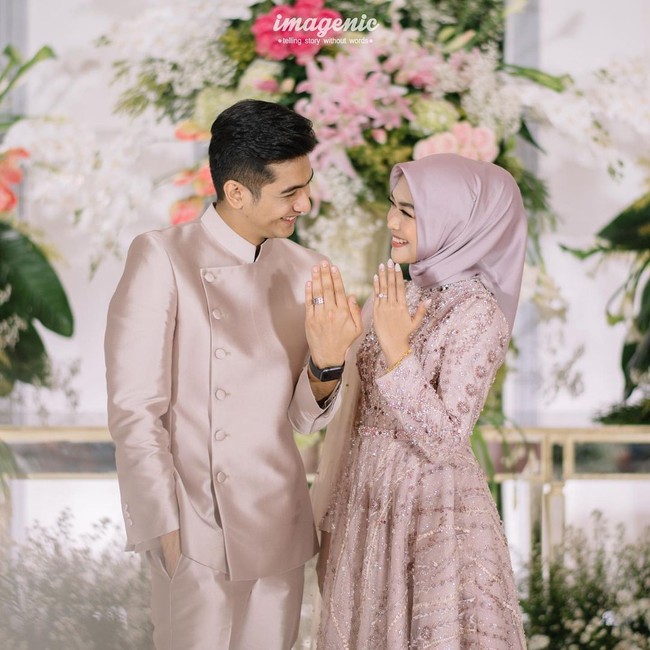 Ria Ricis resmi menikah dengan Teuku Ryan pada 12 November 2021. Proses perkenalan keduanya sebelum ke jenjang pernikahan juga tergolong singkat, yaitu hanya selama 3 bulan. Tak lama setelahnya Ricis dan Ryan memutuskan untuk menggelar acara lamaran dan menikah. Foto: Instagram @teukuryantr