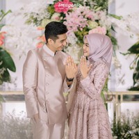 Ria Ricis resmi menikah dengan Teuku Ryan pada 12 November 2021. Proses perkenalan keduanya sebelum ke jenjang pernikahan juga tergolong singkat, yaitu hanya selama 3 bulan. Tak lama setelahnya Ricis dan Ryan memutuskan untuk menggelar acara lamaran dan menikah. Foto: Instagram @teukuryantr