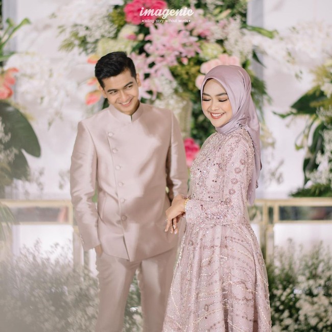 Dalam lamaran yang disiarkan di stasiun televisi itu, YouTuber dengan 26,5 juta subscriber ini juga diberikan cincin dan gelang dari orangtua calon suaminya sebagai kejutan. Foto: Instagram @teukuryantr